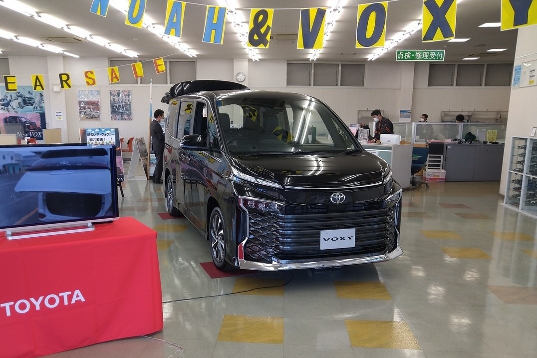三河安城店 ヴォクシー