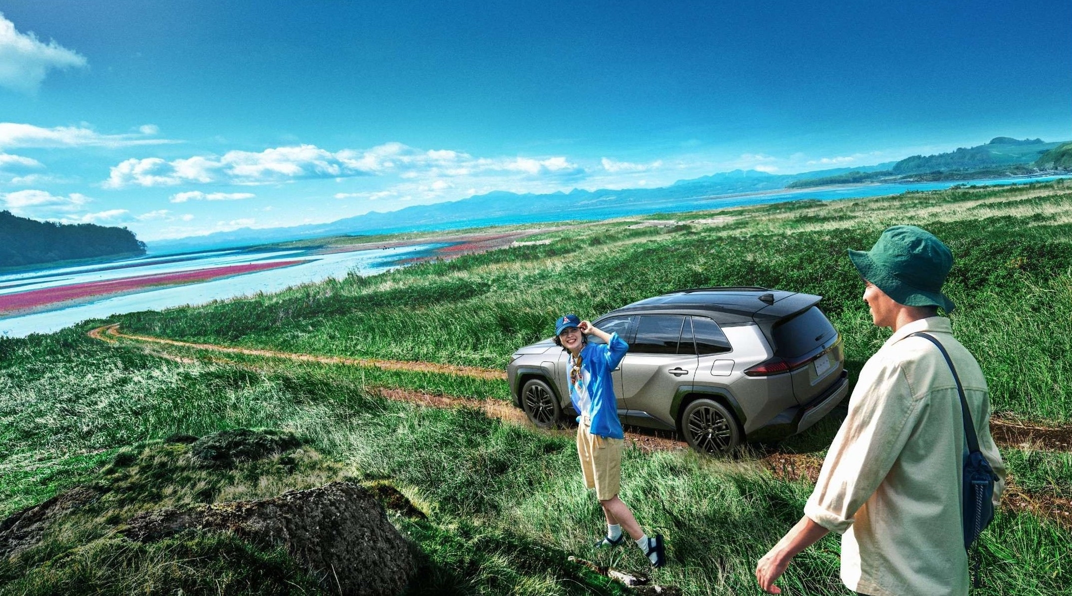 森の道を進むRAV4のリヤスタイル