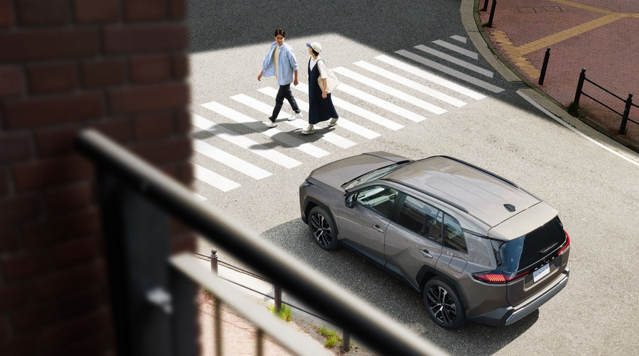 街の交差点を走行するRAV4のイメージ