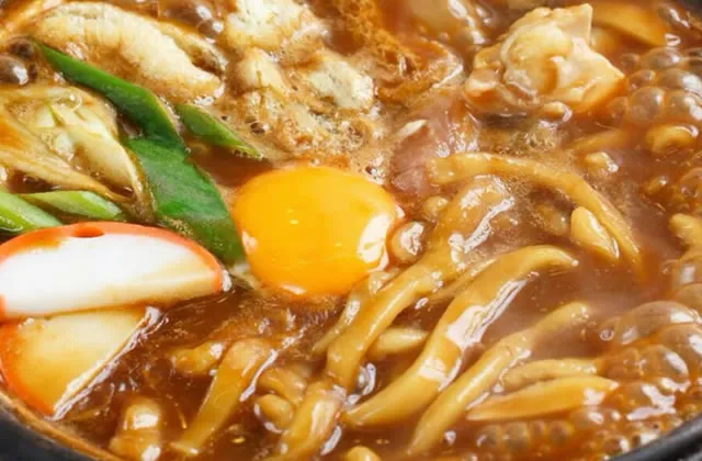 出汁の違いを楽しもう！いつものかつおだし、きのこ出汁の味噌煮込みうどん4食セット